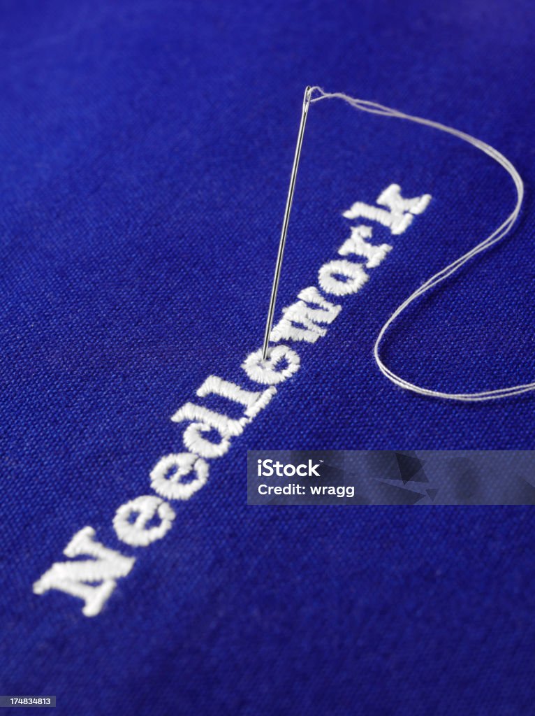 Needlework avec une aiguille et du fil sur un tissu bleu - Photo de Aiguille - Mercerie libre de droits