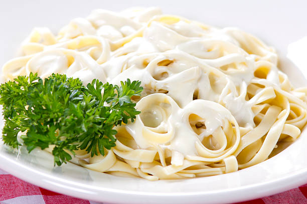 kurczak fettuccine alfredo - fettuccine alfredo zdjęcia i obrazy z banku zdjęć