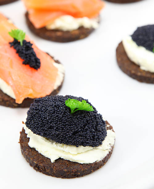 pumpernikiel i minikanapki - prepared fish lumpfish caviar caviar smoked salmon zdjęcia i obrazy z banku zdjęć