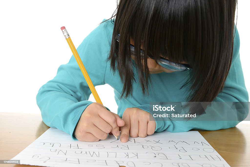 Girl practicar la redacción del alfabeto - Foto de stock de 6-7 años libre de derechos