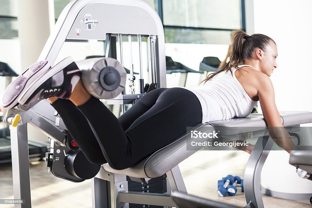 Garota na academia de ginástica - Foto de stock de 25-30 Anos royalty-free