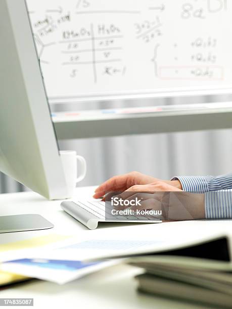 Mão Da Mulher A Preparate Para A Apresentação - Fotografias de stock e mais imagens de Computador Pessoal - Computador Pessoal, Monitor de Computador, Secretária - Mobília