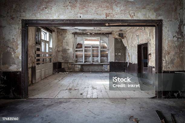 Abandonado Villa - Fotografias de stock e mais imagens de Abandonado - Abandonado, Assustador, Interior de Casa