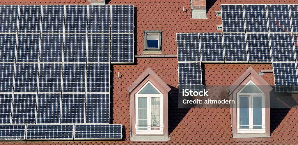 Fotovoltaici sistema - Foto stock royalty-free di Energia solare