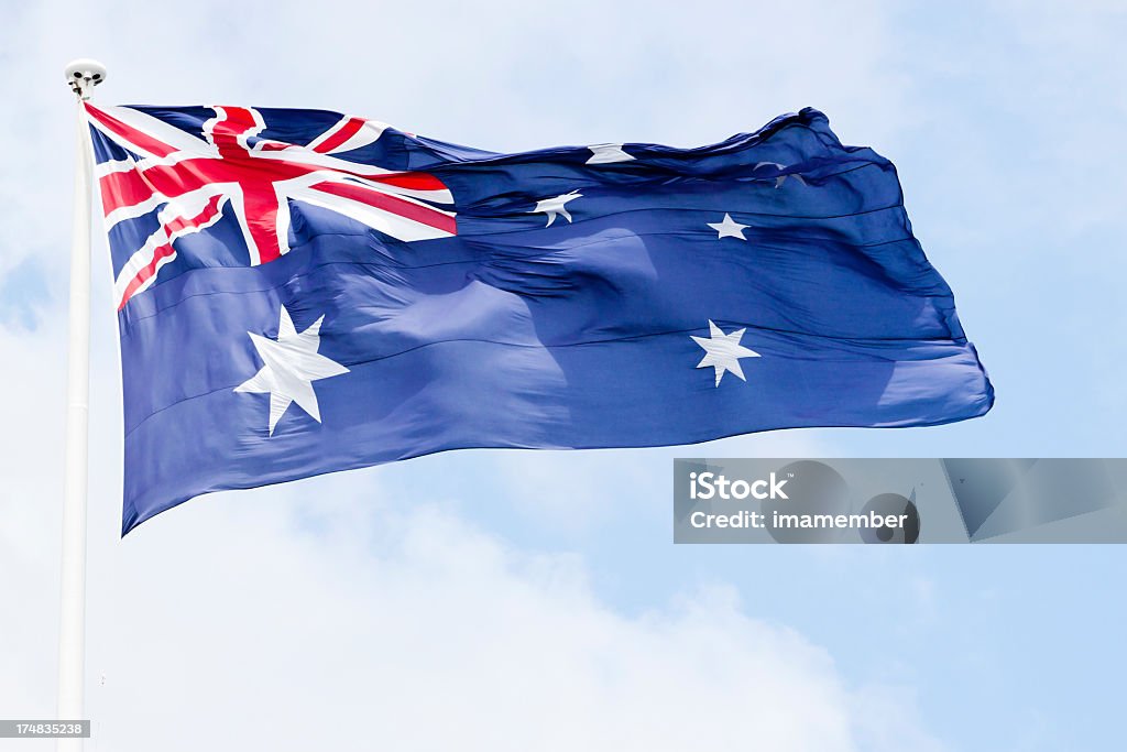 Bandera australiana en el viento en contra el cielo, espacio de copia - Foto de stock de Aire libre libre de derechos
