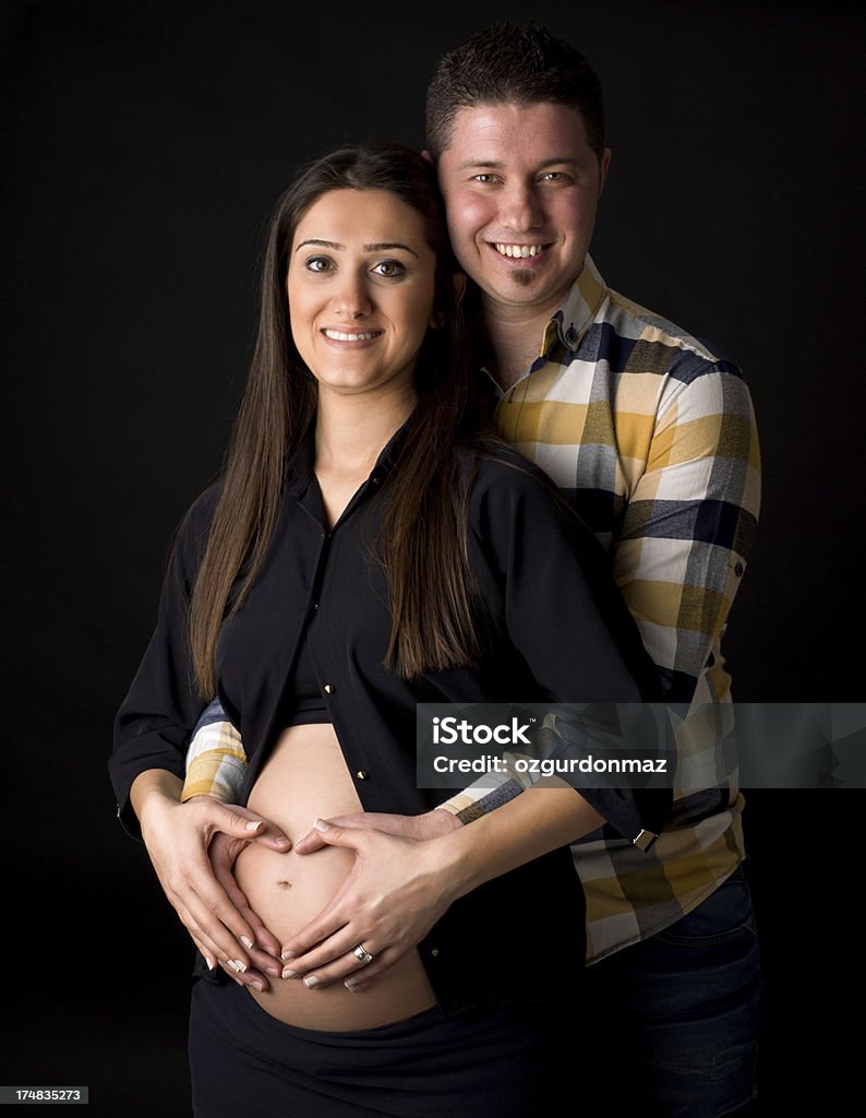 Donna incinta e il marito - Foto stock royalty-free di Abbigliamento casual