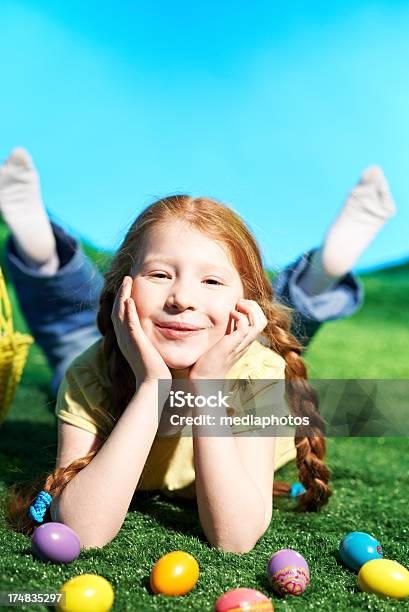 Engraçado Easter Menina - Fotografias de stock e mais imagens de 8-9 Anos - 8-9 Anos, Abril, Ao Ar Livre