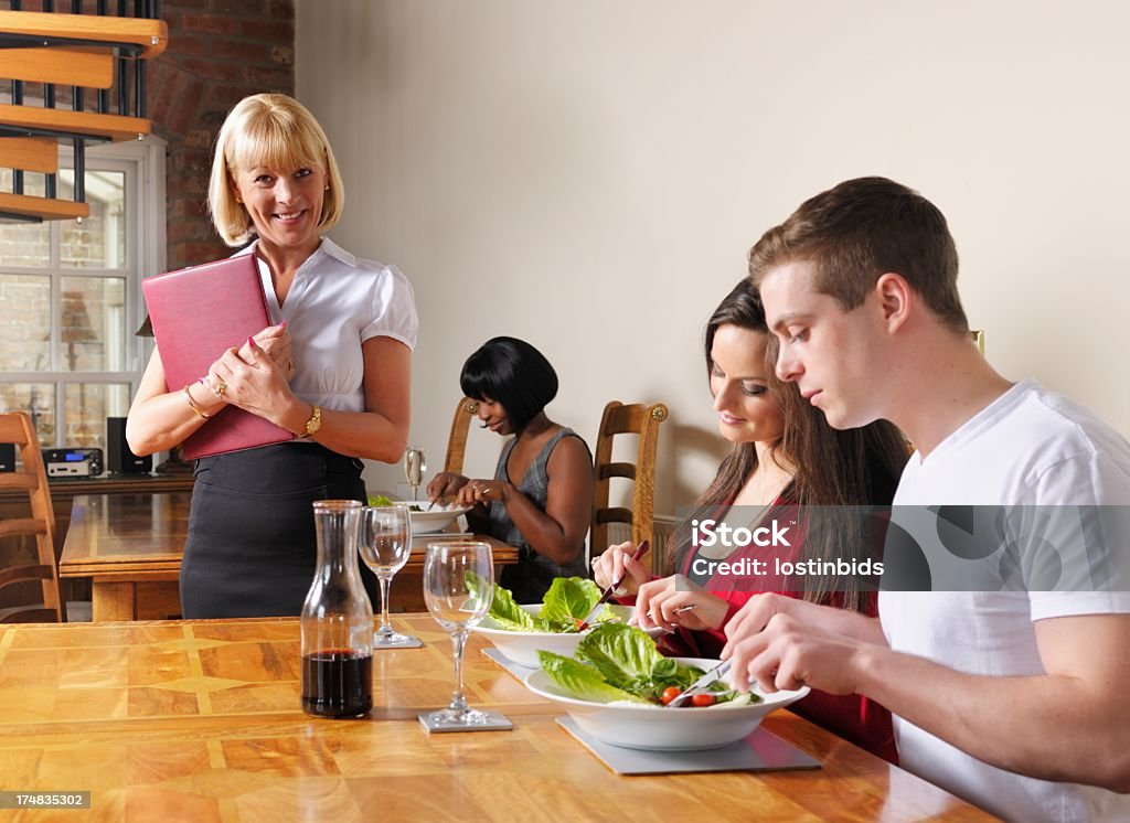 Pareja caucásica disfrutando de una comida del menú - Foto de stock de 30-39 años libre de derechos