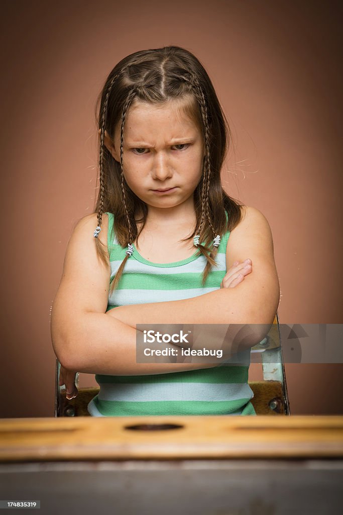 Frustrado y enojado Chica joven estudiante en la escuela de estar, escritorio - Foto de stock de 8-9 años libre de derechos