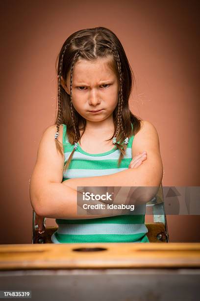 실망한화난 소녀 학생 앉아 학교 테스크에 8-9 살에 대한 스톡 사진 및 기타 이미지 - 8-9 살, 샐쭉한, 소녀