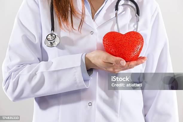 Médica Segurando Um Símbolo Do Coração - Fotografias de stock e mais imagens de Adulto - Adulto, Amostra Médica, Branco