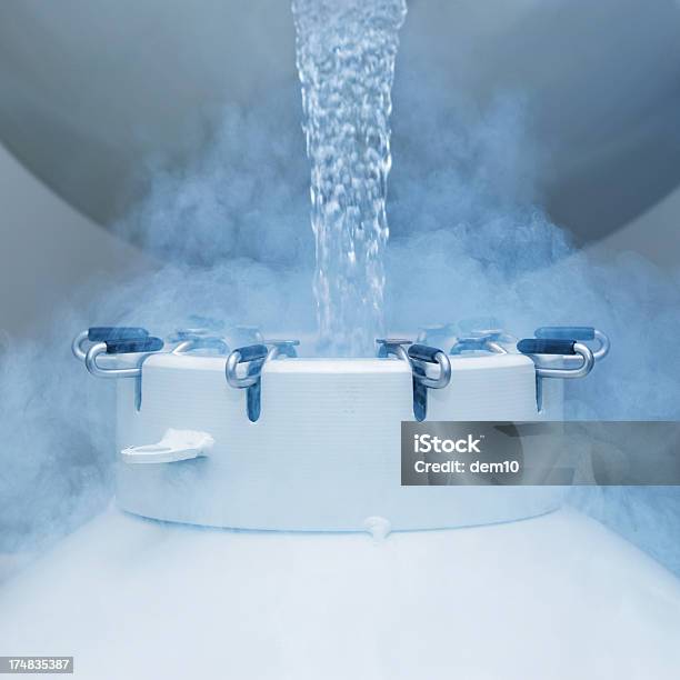 液体窒素タンク - 貯蔵タンクのストックフォトや画像を多数ご用意 - 貯蔵タンク, 窒素, 凍った
