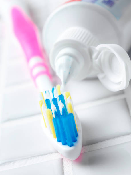 escova de dentes com um tubo de pasta de dentes - toothbrush pink turquoise blue - fotografias e filmes do acervo