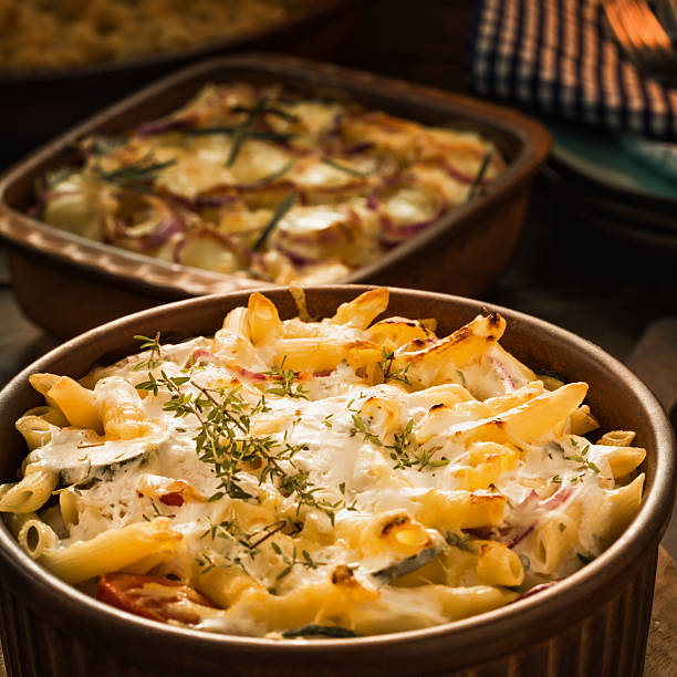 macarrão gratinado - zuchinni - fotografias e filmes do acervo