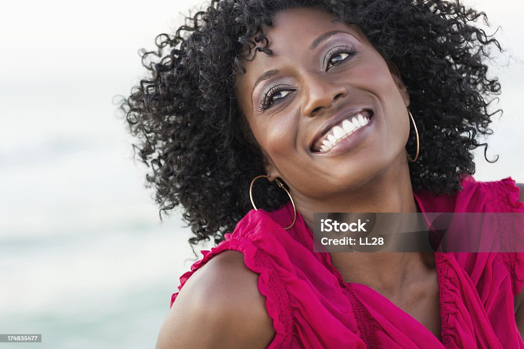 Glückliche Frau mit lockigem Haar entfernt - Lizenzfrei Afrikanischer Abstammung Stock-Foto