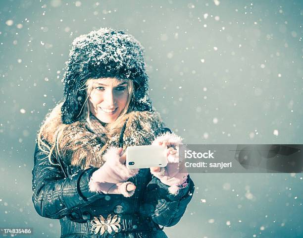 Zima Dreams - zdjęcia stockowe i więcej obrazów Blond włosy - Blond włosy, Burza śnieżna, Chłodny