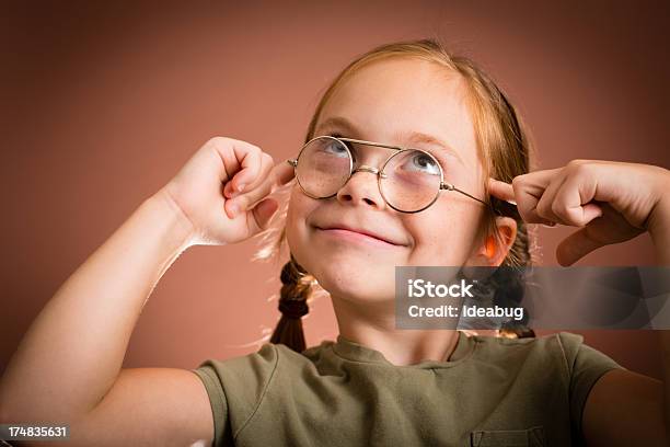 幸せな少女ヴィンテージ Nerdy 着て眼鏡 - 1人のストックフォトや画像を多数ご用意 - 1人, 6歳から7歳, めがね