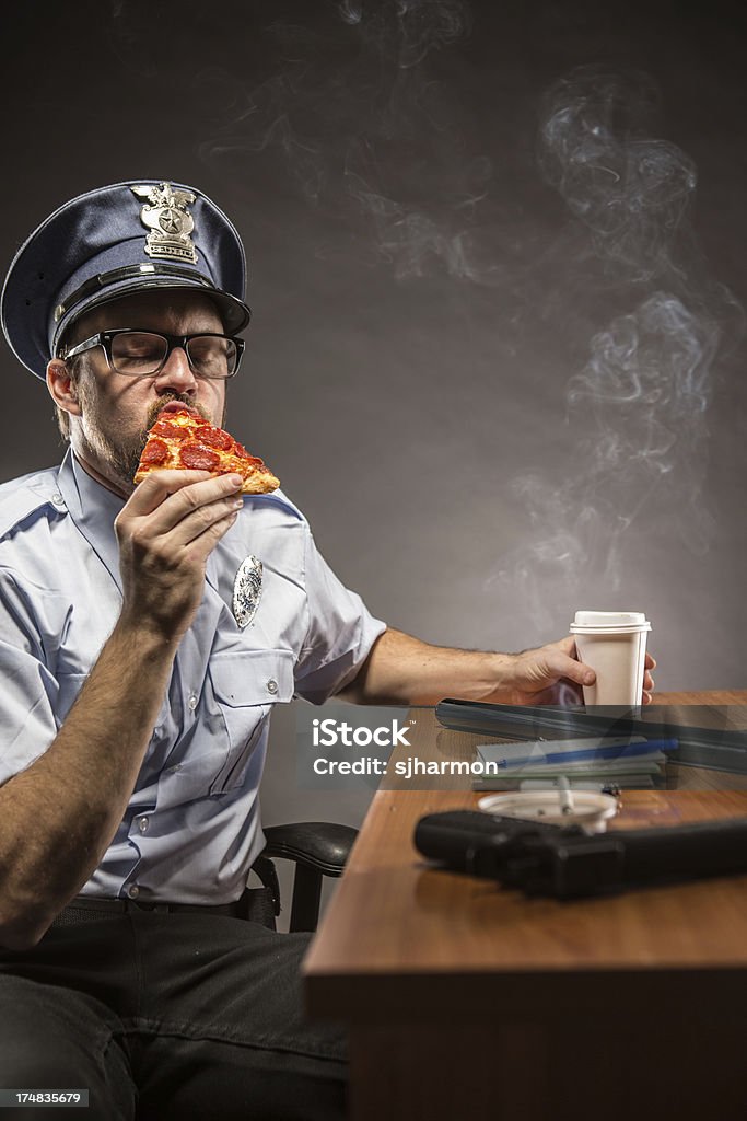 Cop comer Pizza de chorizo mientras el receso - Foto de stock de Actividad de fin de semana libre de derechos