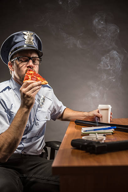 guarda de comer pizza de pepperoni, sobre lanchar - humor badge blue crime imagens e fotografias de stock