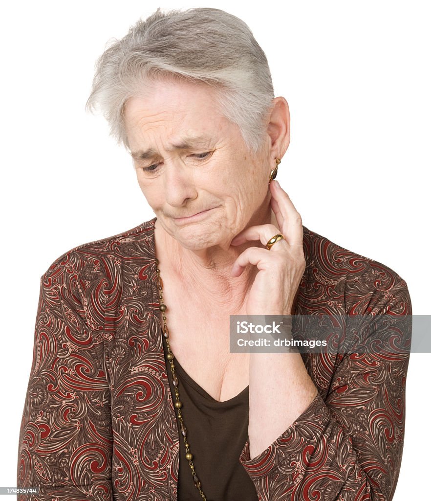 Smutny Starsza kobieta wygląda w dół - Zbiór zdjęć royalty-free (60-64 lata)