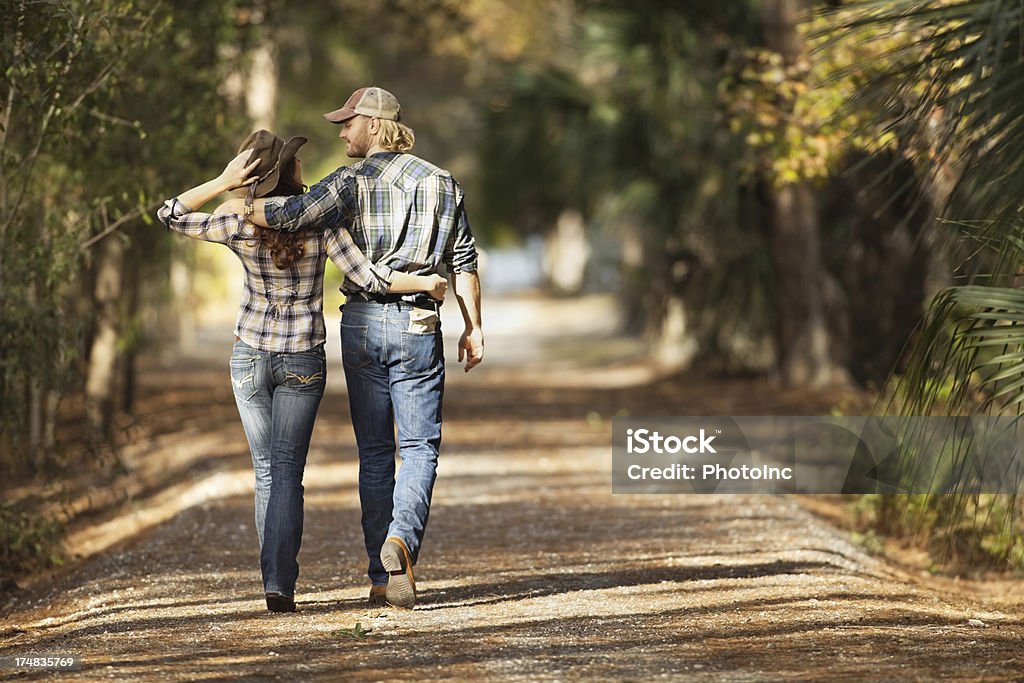 Para spaceru na ścieżkę pośród drzew - Zbiór zdjęć royalty-free (Beztroski)