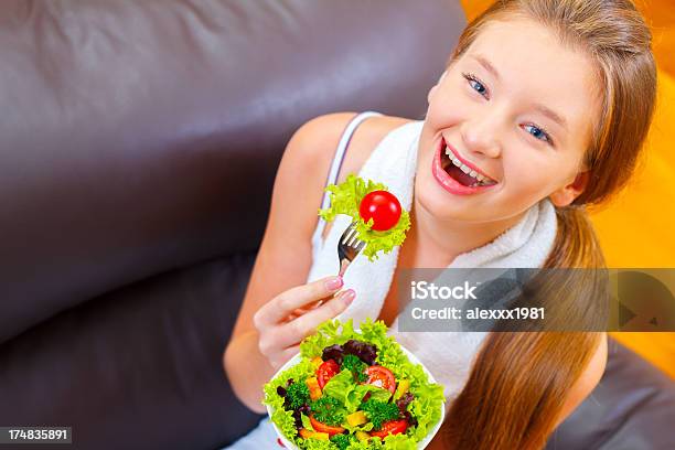 Retrato De Niña Adolescente Sonriente Comiendo Ensalada De Verduras Frescas Foto de stock y más banco de imágenes de Adolescente