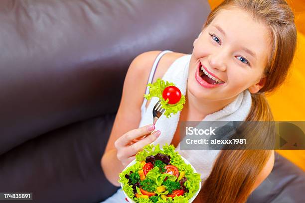 笑う 10 代の少女のポートレート新鮮な野菜のサラダを食べています - サラダのストックフォトや画像を多数ご用意 - サラダ, ティーンエイジャー, 1人