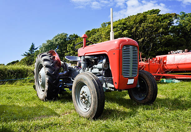 Cтоковое фото Старый красный Трактор