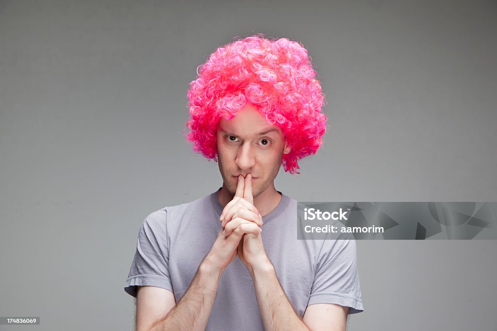 Молодой человек, глядя серьезные с розовый Парик - Стоковые фото Парик роялти-фри