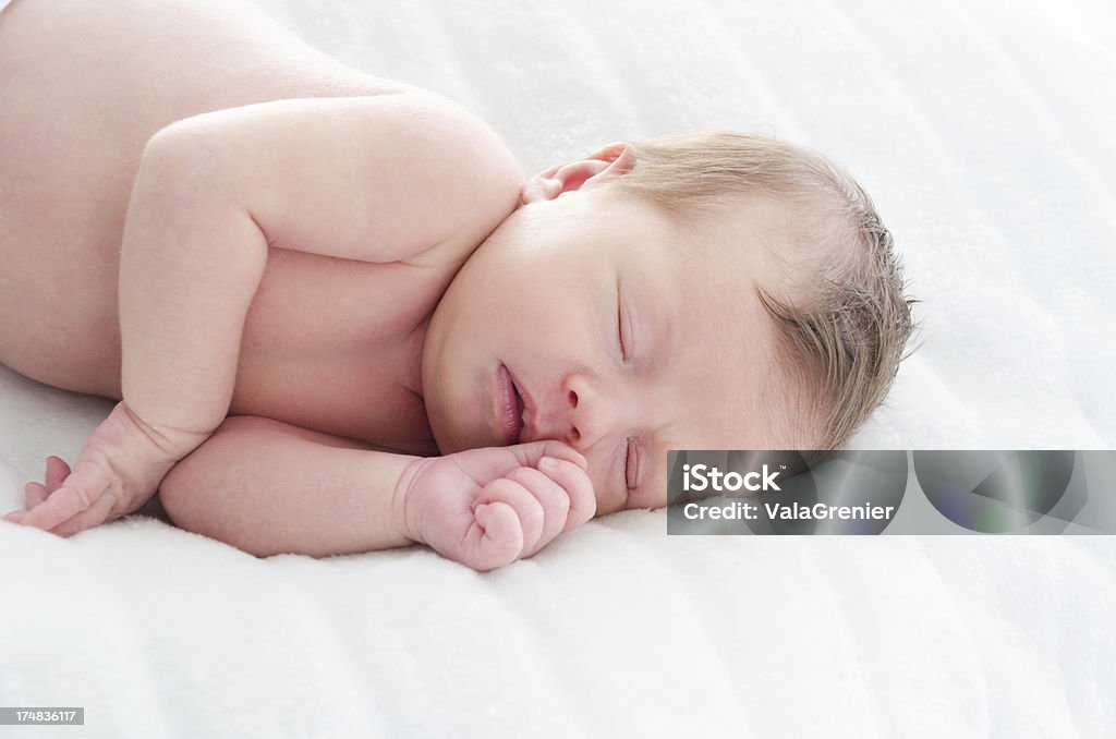 Bébé fille dormir sur le côté avec la main près de la bouche. - Photo de 0-1 mois libre de droits