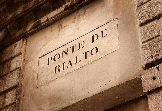 istock Rialto Bridge road sign in Venice 174836134