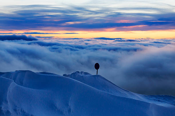 montagna tramonto - mt snow horizon over land winter european alps foto e immagini stock