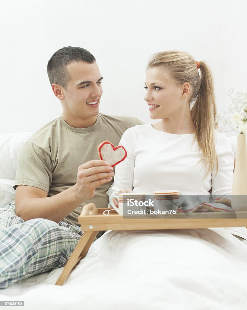 Couple prenant le petit déjeuner au lit - Photo de Biscuit libre de droits