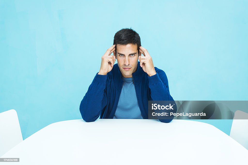 Casual uomo di concentrazione - Foto stock royalty-free di Telepatia