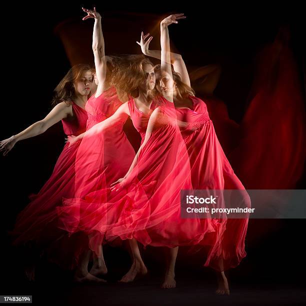 女性ダンサーレッドのドレスにブラックのパターンを作成する - 1人のストックフォトや画像を多数ご用意 - 1人, アクションショット, エンタメ総合
