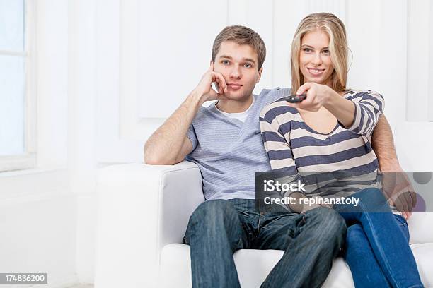 若い白人ソファーに座ってカップルをリモート制御 - 20-24歳のストックフォトや画像を多数ご用意 - 20-24歳, 2人, アウトフォーカス