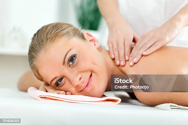 Spa Massagem De Tratamento E - Fotografias de stock e mais imagens de 20-29 Anos - 20-29 Anos, Adulto, Amimar