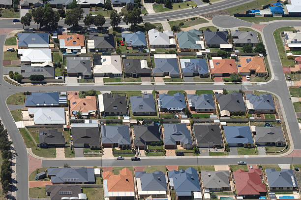 вид с воздуха из плотного пригородных жилых. - aerial view building exterior suburb neighbor стоковые фото и изображения