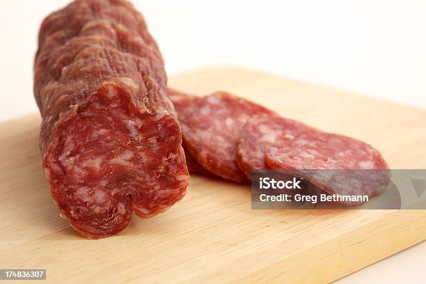 Salame En Rodajas Foto de stock y más banco de imágenes de Alimento - Alimento, Aperitivo - Plato de comida, Blanco - Color