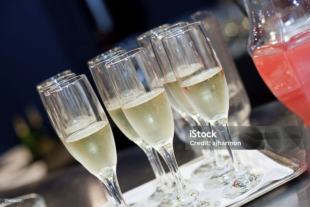 De flûtes à Champagne mousseux une réception de mariage - Photo de Alcool libre de droits