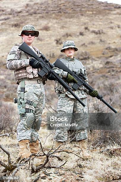 Foto de Os Soldados Americanos e mais fotos de stock de Forças armadas - Forças armadas, Deserto, Sexo Feminino