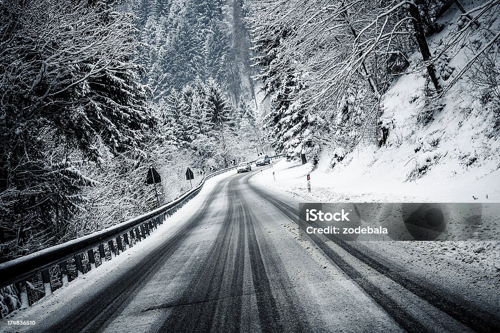 Mountain Road mit Schnee und Autos - Lizenzfrei Schnee Stock-Foto