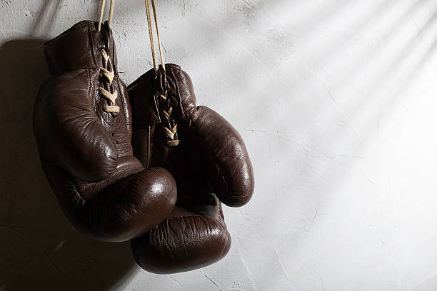 복싱 장갑 - conflict boxing glove classic sport 뉴스 사진 이미지