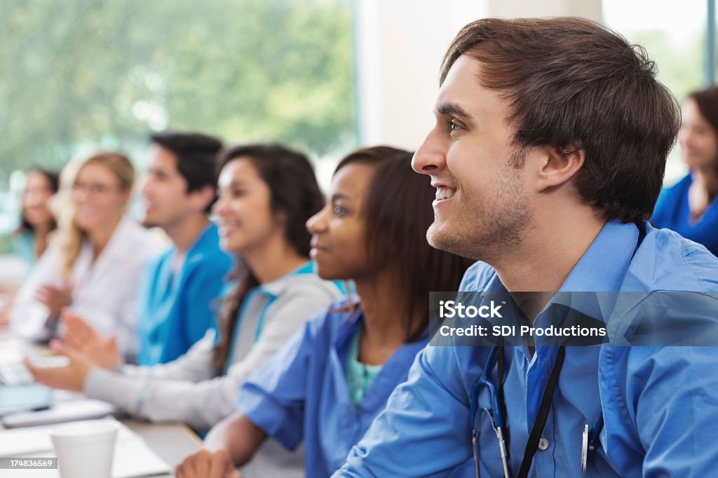 Grupo diversificado de sudents médico ouvir intensivamente da faculdade em sala de aula - Foto de stock de Sala de aula de universidade royalty-free