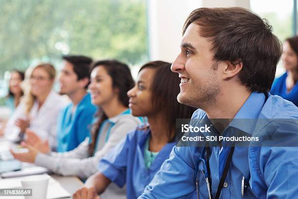 Foto de Grupo Diversificado De Sudents Médico Ouvir Intensivamente Da Faculdade Em Sala De Aula e mais fotos de stock de Sala de aula de universidade