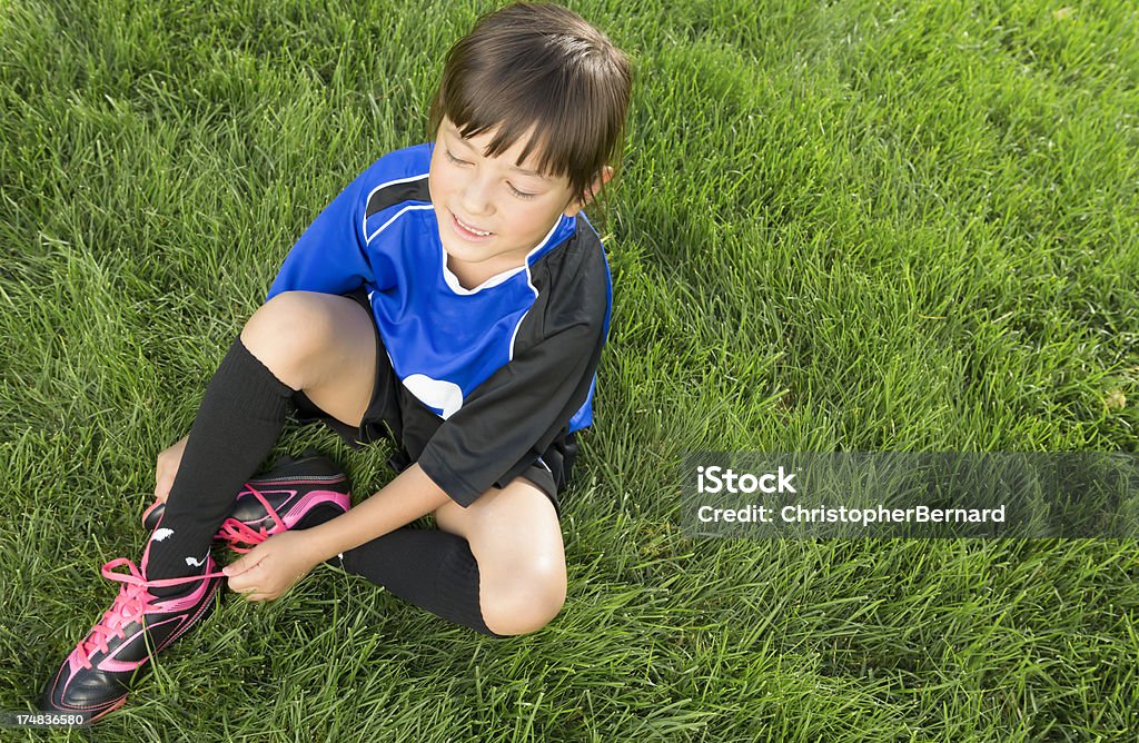 Chica joven seguir sus zapatos de fútbol - Foto de stock de 8-9 años libre de derechos