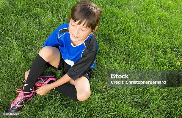 若い女の子の彼女の靴を結ぶサッカー - 1人のストックフォトや画像を多数ご用意 - 1人, 8歳から9歳, アジアおよびインド民族