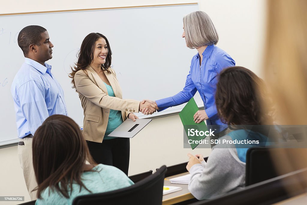 professor de Faculdade, apertando as mãos "com palestrante convidado em sala de aula - Foto de stock de Professor royalty-free