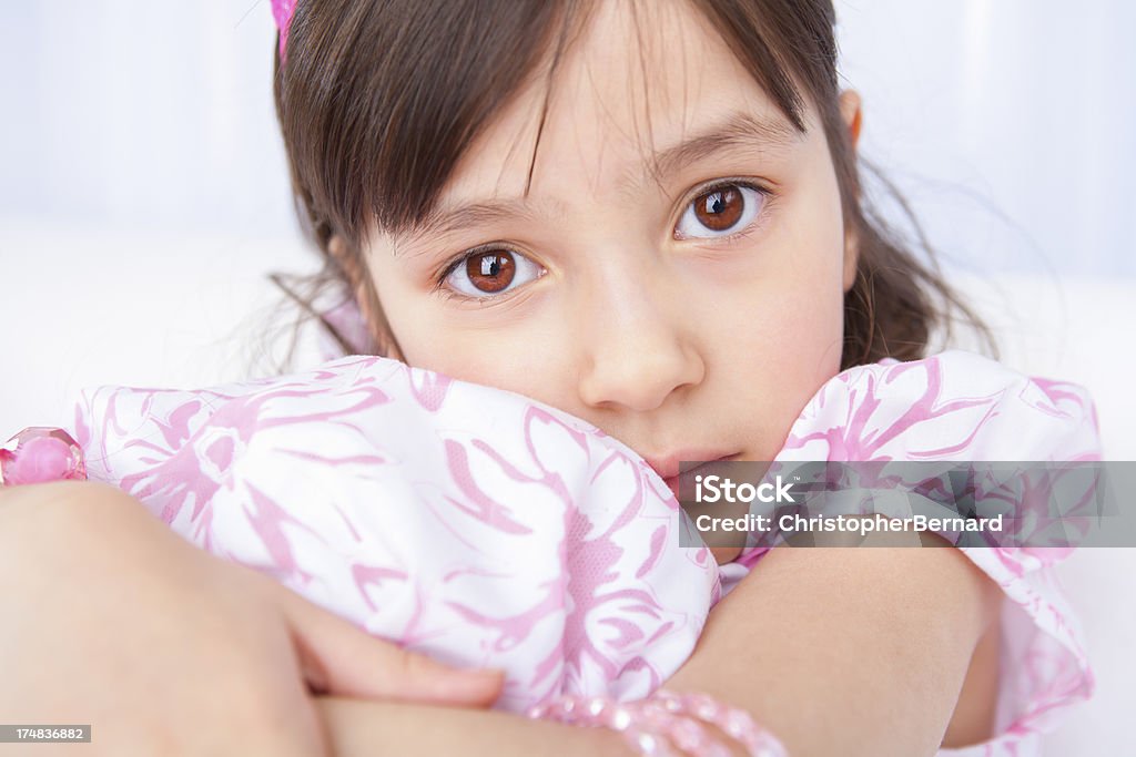 Garota jovem esperando nervously para sua festa de aniversário para começar - Foto de stock de 6-7 Anos royalty-free