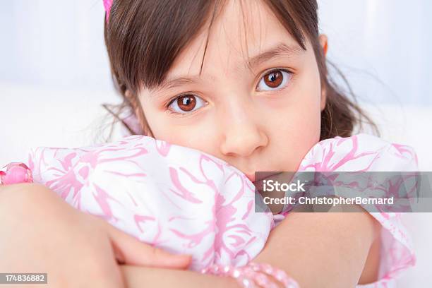 Foto de Garota Jovem Esperando Nervously Para Sua Festa De Aniversário Para Começar e mais fotos de stock de 6-7 Anos